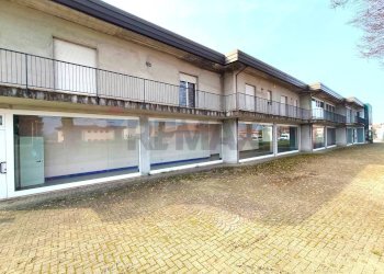 Casa all\'aperto - Locale Commerciale Borgo Ticino - foto 1