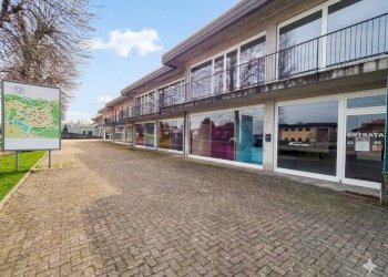 Edificio all\'aperto - Locale Commerciale Borgo Ticino - foto 2