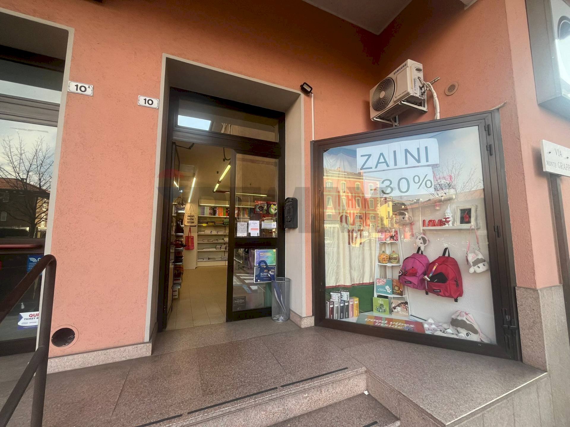 Ricezione / Lobby - Commercial Activity piazza Vittorio Veneto
10, Laveno-Mombello - photo 2