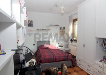 Camera / camera da letto - Villa via monte bisbino
 
30, Varese - photo 38