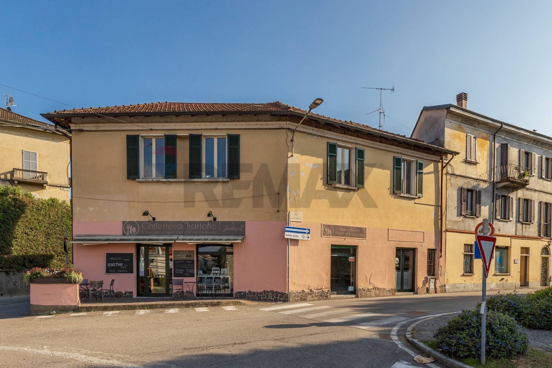 Edificio all\'aperto - Locale Commerciale VIA BATTISTI
 
1, Laveno-Mombello - foto 1