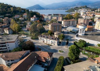 Edificio all\'aperto - Locale Commerciale VIA BATTISTI
 
1, Laveno-Mombello - foto 5