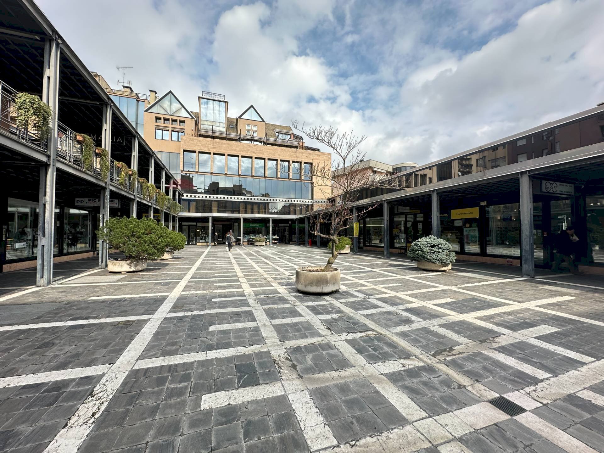 Edificio all\'aperto - Negozio Piazza XX settembre
 
1, Varese - foto 1