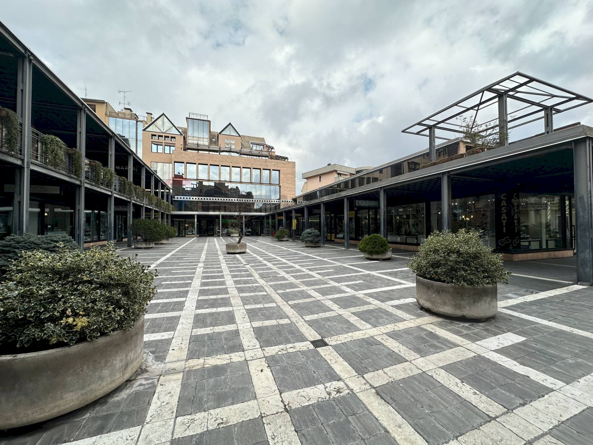 Edificio all\'aperto - Negozio Piazza XX settembre
 
1, Varese - foto 2