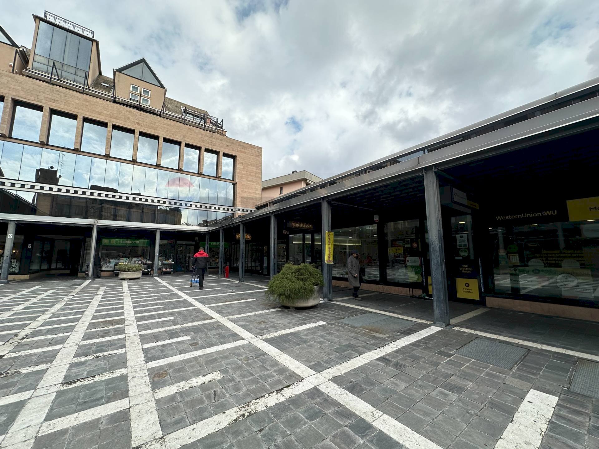 Edificio all\'aperto - Negozio Piazza XX settembre
 
1, Varese - foto 3