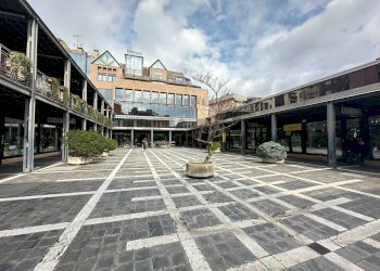 Edificio all\'aperto - Negozio Piazza XX settembre
 
1, Varese - foto 1