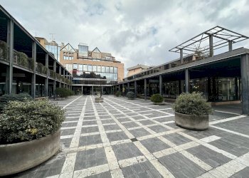 Edificio all\'aperto - Negozio Piazza XX settembre
 
1, Varese - foto 2