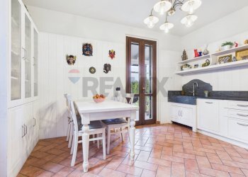 Sala da pranzo - Semi-detached house località origioso
 
13/B, Vellezzo Bellini - photo 9