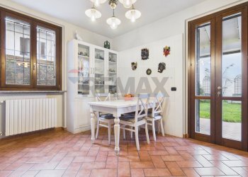 Sala da pranzo - Semi-detached house località origioso
 
13/B, Vellezzo Bellini - photo 12