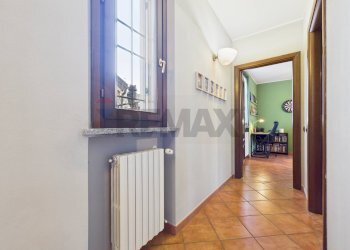 Hall / corridoio - Semi-detached house località origioso
 
13/B, Vellezzo Bellini - photo 15