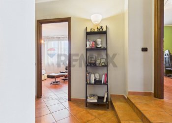 Hall / corridoio - Semi-detached house località origioso
 
13/B, Vellezzo Bellini - photo 16