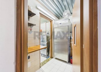 Hall / corridoio - Commercial Activity via Leonardo Da Vinci
 
2, Casarile - photo 12