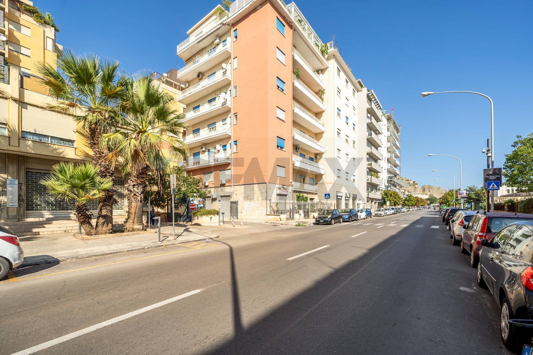 Edificio all\'aperto - Office Via Imperatore Federico
 
70, Palermo - photo 1