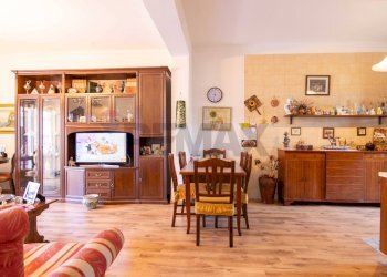 Sala da pranzo - Quadrilocale Corso Indipendenza
 
230, Catania - foto 8