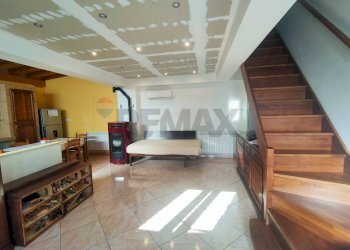 Scale - Casa indipendente Via Provinciale per Pozzillo
 
112, Acireale - foto 3