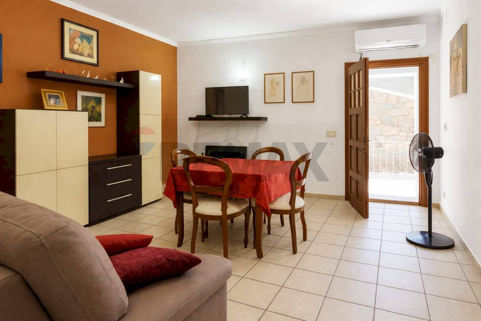 Sala da pranzo - Quadrilocale via tenerelli
 
12, Pedara - foto 2