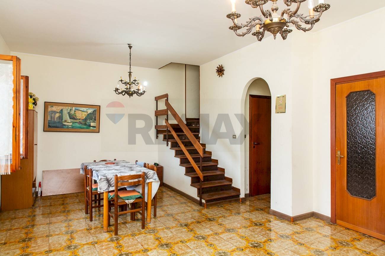 Sala da pranzo - Villa Bifamiliare Viale Alexander Fleming
 
26, Catania - foto 1