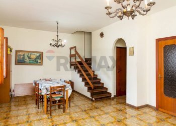 Sala da pranzo - Villa Bifamiliare Viale Alexander Fleming
 
26, Catania - foto 1