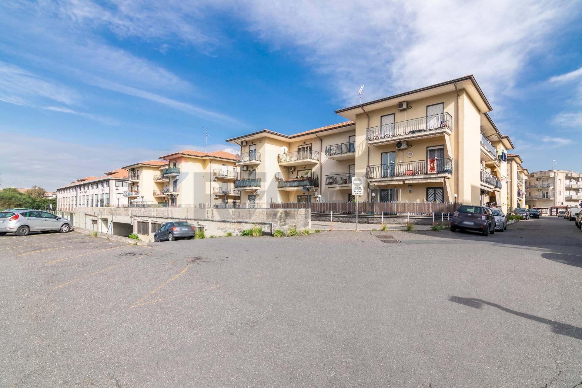 Edificio all\'aperto - Commercial Premises Via Nazionale
 
5, Motta Sant'Anastasia - photo 1