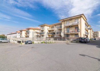 Edificio all\'aperto - Commercial Premises Via Nazionale
5, Motta Sant'Anastasia - photo 1