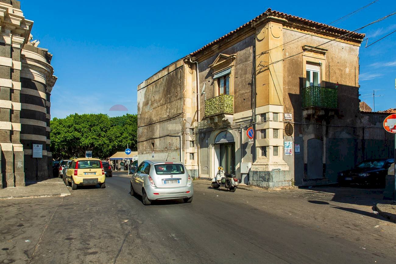 Edificio all\'aperto - Locale Commerciale Piazza Crocifisso Maiorana
 
15, Catania - foto 2