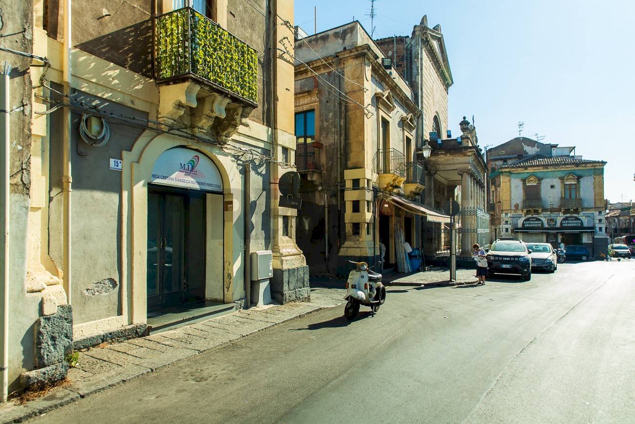 Edificio all\'aperto - Locale Commerciale Piazza Crocifisso Maiorana
 
15, Catania - foto 3