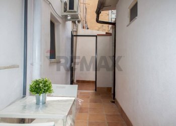 Balcone - Bilocale Via Cave Villarà
 
7, Catania - foto 9