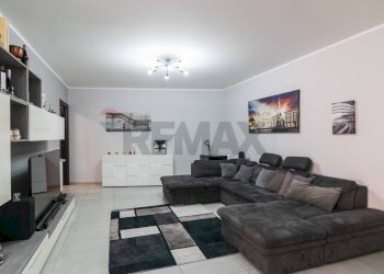 Soggiorno - Quadrilocale Viale Papa Giovanni XXIII
 
38, Camporotondo Etneo - foto 5