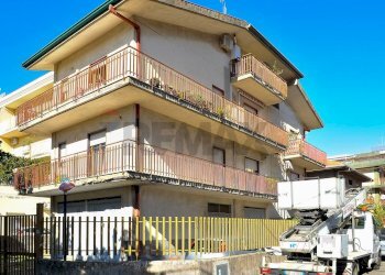 Edificio all\'aperto - Trilocale via alessandro volta
 
25, Gravina di Catania - foto 3