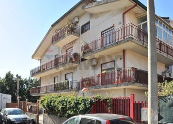 Edificio all\'aperto - Trilocale via alessandro volta
 
25, Gravina di Catania - foto 4