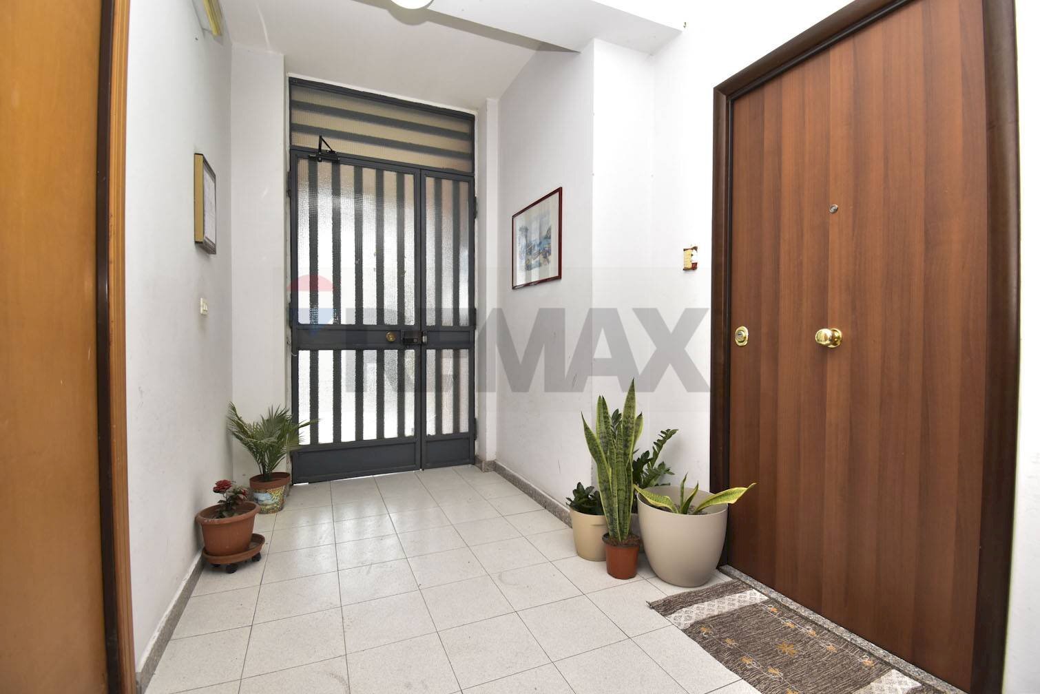 Hall / corridoio - Three-room apartment Via Caramme
43, Valverde - photo 3