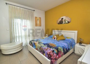 Camera / camera da letto - Three-room apartment Via Caramme
 
43, Valverde - photo 25