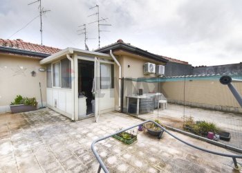 Veranda lavanderia e terrazza cucina - Quadrilocale Via Antonio Oliva
 
19, Aci Catena - foto 14