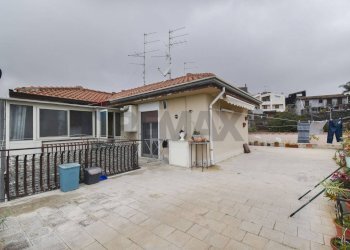 Veranda lavanderia e Terrazza cucina - Quadrilocale Via Antonio Oliva
 
19, Aci Catena - foto 15