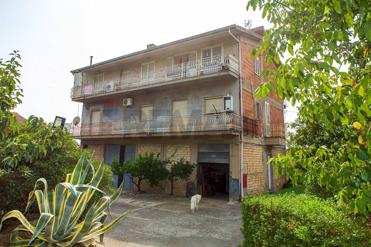 Edificio all\'aperto - Villa Contrada San Giovanni
 
snc, Leonforte - foto 2