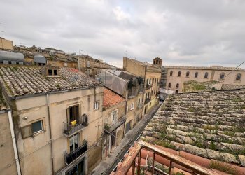 Edificio all\'aperto - Casa semi indipendente Via D'Antona
 
15, Caltagirone - foto 10