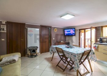 Sala da pranzo - Quadrilocale Via Duca Degli Abruzzi
 
50, Catania - foto 5