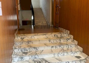 Scale - Quadrilocale via Libertà
 
32, Aci Catena - foto 2