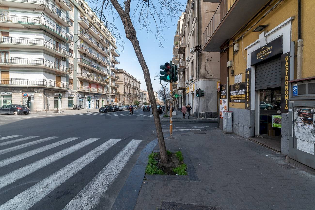 Edificio all\'aperto - Locale Commerciale Viale Mario Rapisardi
 
69, Catania - foto 1
