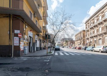 Edificio all\'aperto - Locale Commerciale Viale Mario Rapisardi
 
69, Catania - foto 2