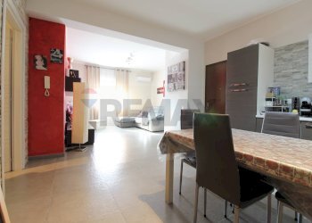 Sala da pranzo - Trilocale Viale Delle Medaglie D'oro
 
84, Catania - foto 3