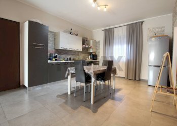 Sala da pranzo - Trilocale Viale Delle Medaglie D'oro
 
84, Catania - foto 4