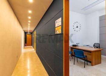 Hall / corridoio - Locale Commerciale via giuseppe toniolo
 
22-24, Caltagirone - foto 15