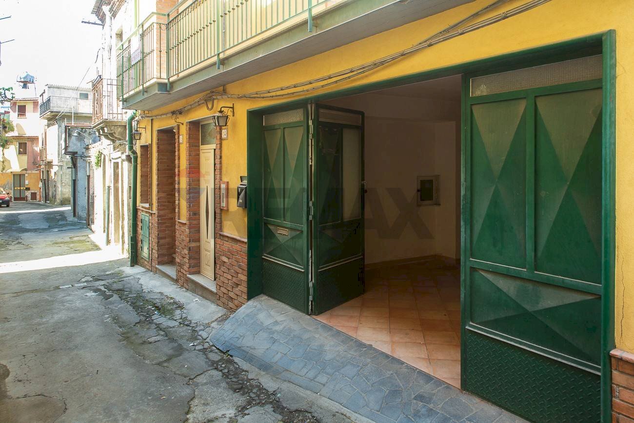 Edificio all\'aperto - Independent house Via Antonino Uccellatore
 
12/14/16, Bronte - photo 1