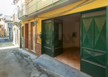 Edificio all\'aperto - Independent house Via Antonino Uccellatore
 
12/14/16, Bronte - photo 1