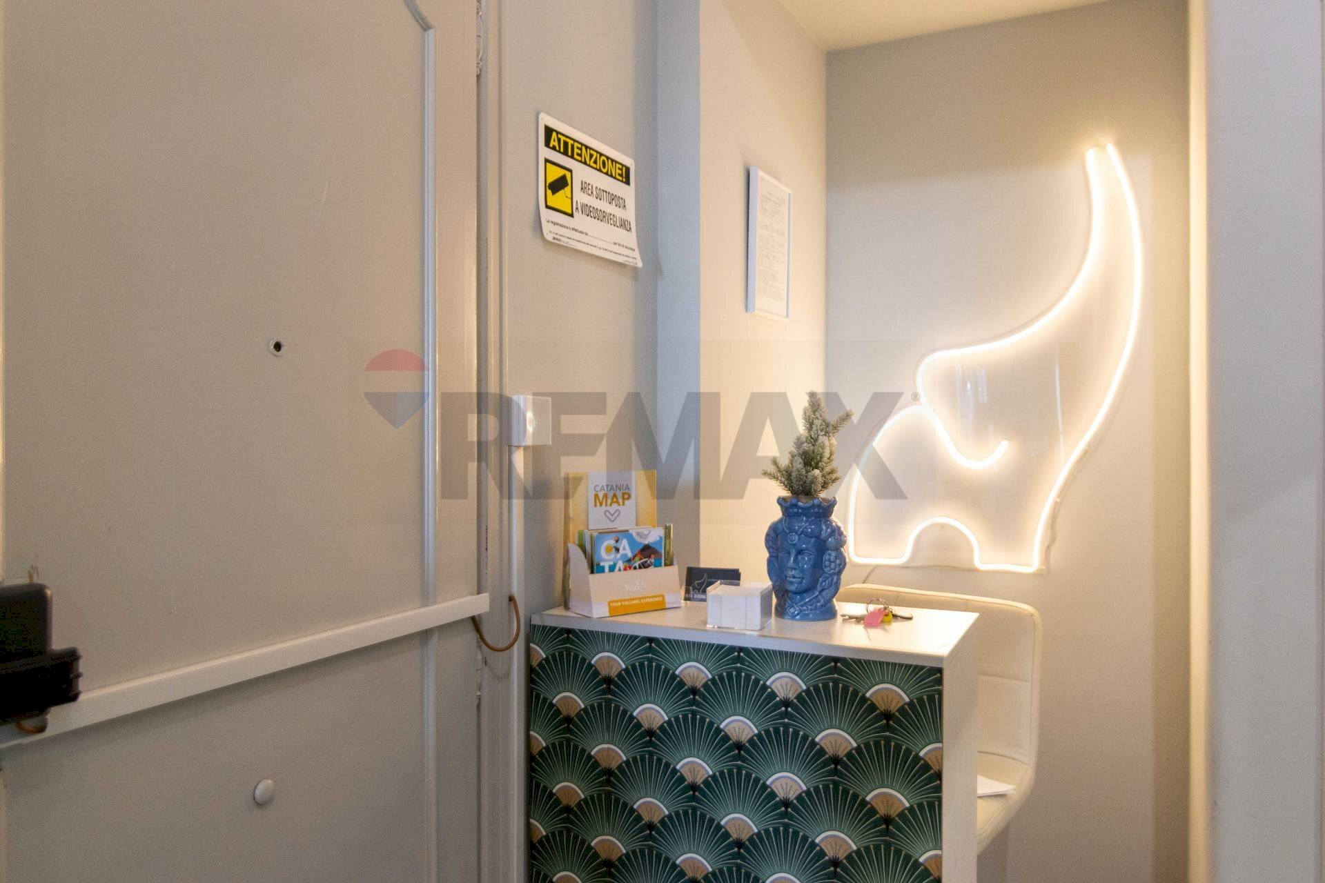 Hall / corridoio - Attività Commerciale Piazza Della Repubblica
 
31, Catania - foto 2