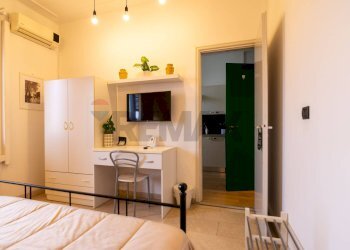 Camera / camera da letto - Attività Commerciale Piazza Della Repubblica
 
31, Catania - foto 8