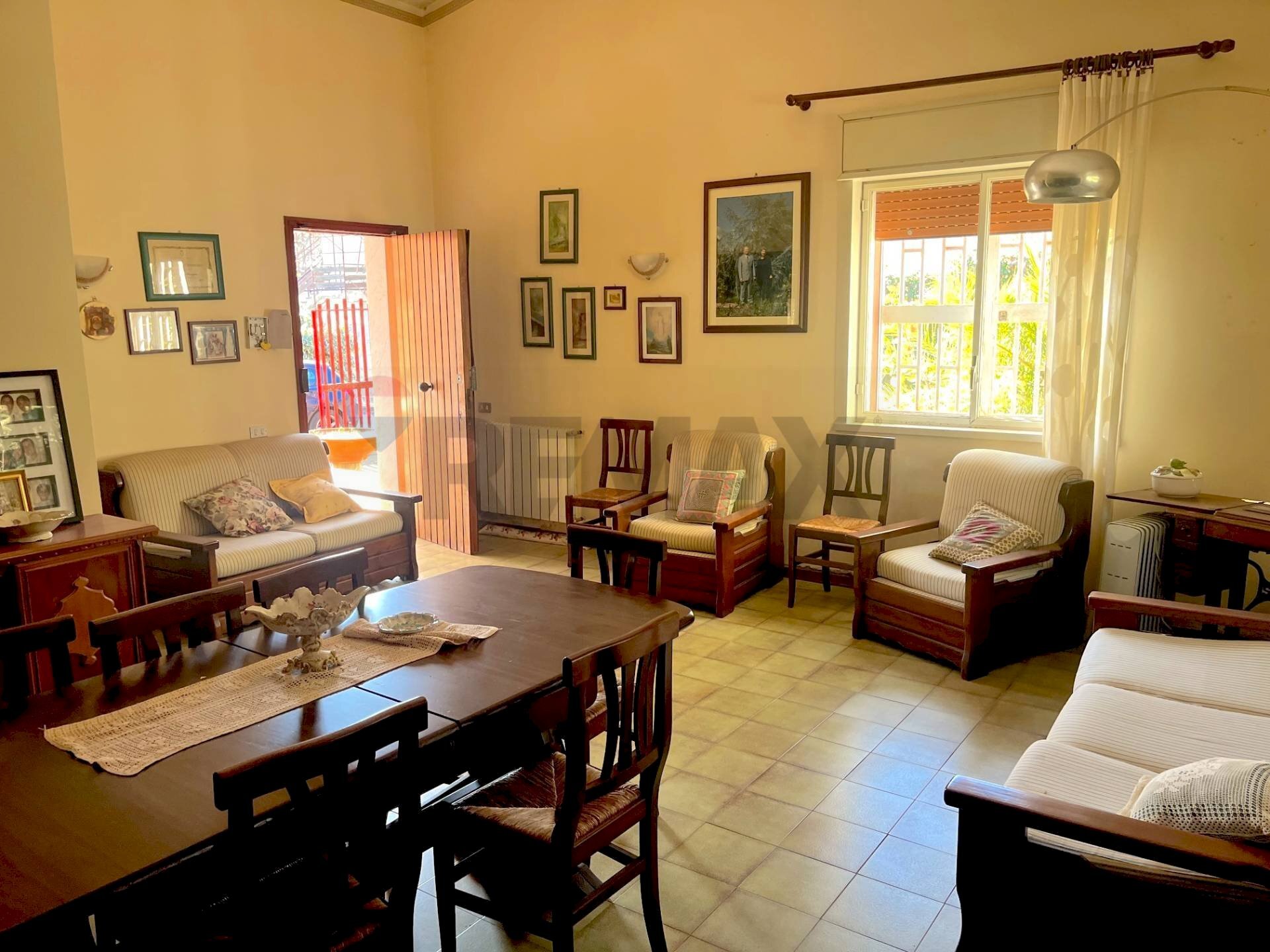 Sala da pranzo - Villa Via Rosario Livatino
 
38, Pedara - foto 2