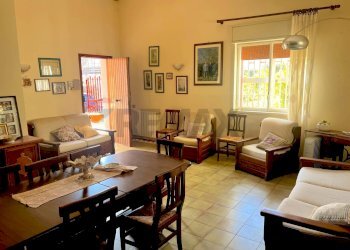 Sala da pranzo - Villa Via Rosario Livatino
 
38, Pedara - foto 2