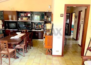 Sala da pranzo - Villa Via Rosario Livatino
 
38, Pedara - foto 4